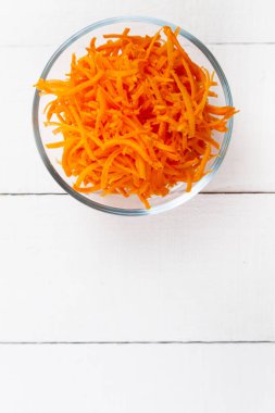 Bir kapta havuç rendeleyin 