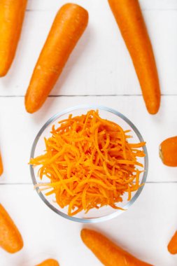 Bir kapta havuç rendeleyin 