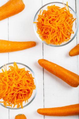 Bir kapta havuç rendeleyin 