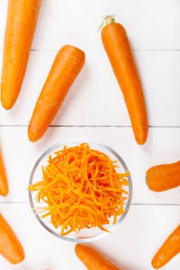 Bir kapta havuç rendeleyin 