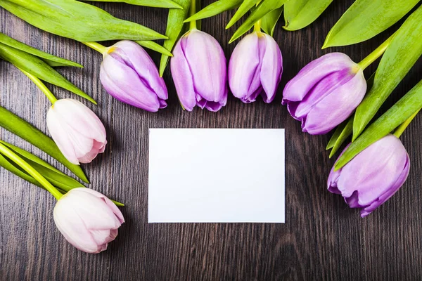 Boeket van tulpen en kaart — Stockfoto