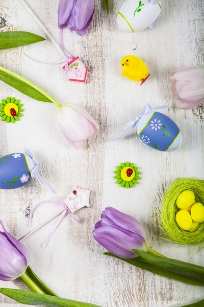 Ramo de tulipanes morados y huevos de Pascua — Foto de Stock