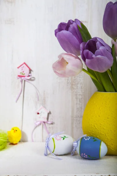 Fioletowe tulipany bukiet i pisanki — Zdjęcie stockowe