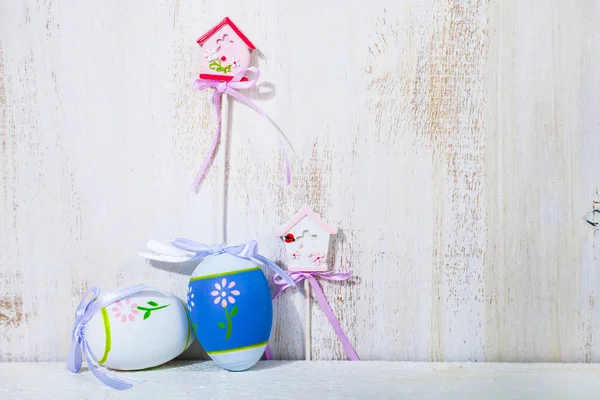 Huevos de Pascua sobre un fondo de madera. —  Fotos de Stock