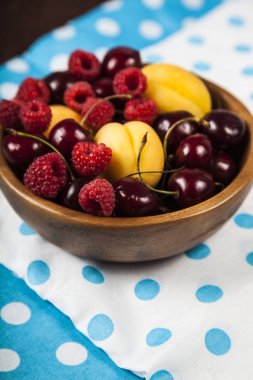 Bir tabak içinde olgun çilek