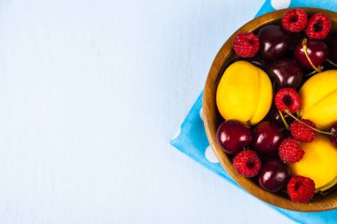 Bir tabak içinde olgun çilek