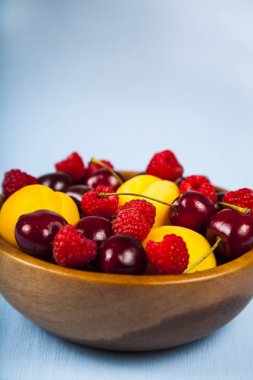 Bir tabak içinde olgun çilek