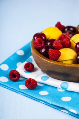 Bir tabak içinde olgun çilek