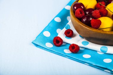 Bir tabak içinde olgun çilek