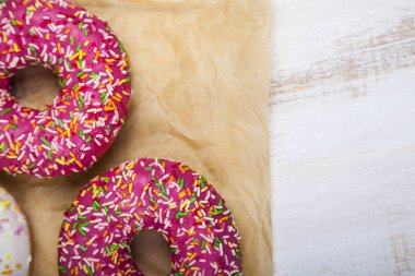 Kağıt üzerinde pembe çörek 