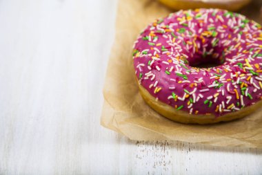 Kağıt üzerinde pembe çörek 
