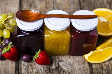 Reçelli üç kavanoz. 