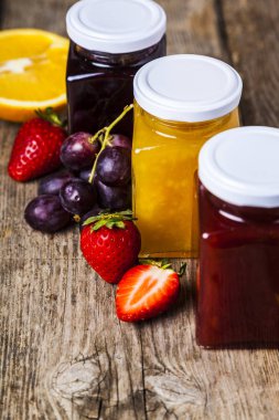 Reçelli üç kavanoz. 