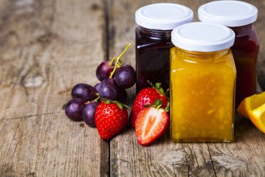 Reçelli üç kavanoz. 