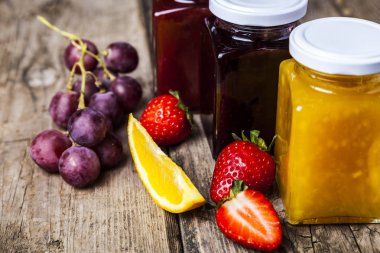 Reçelli üç kavanoz. 