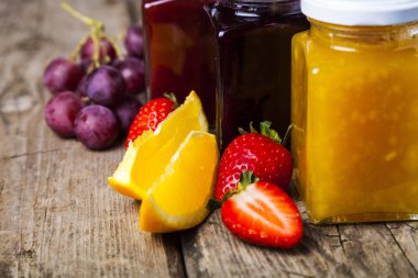 Reçelli üç kavanoz. 