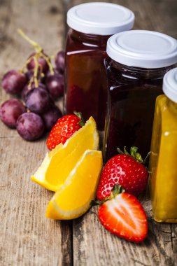 Reçelli üç kavanoz. 