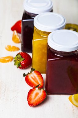 Reçelli üç kavanoz. 