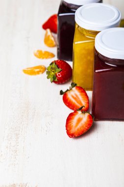 Reçelli üç kavanoz. 