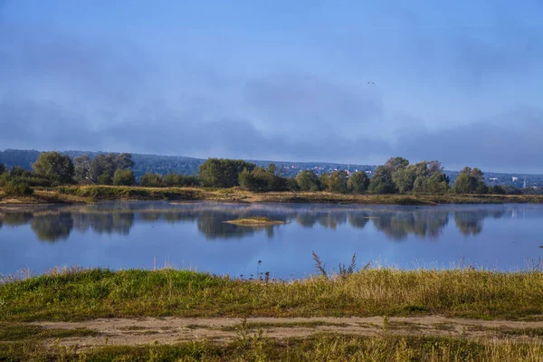 Jezioro wczesnym rankiem z mgły. — Zdjęcie stockowe