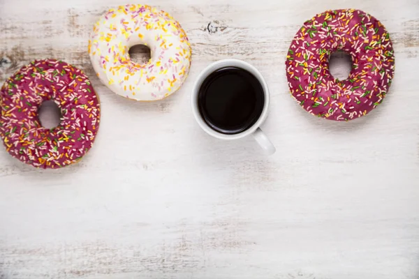 Donuts et une tasse de café — Photo