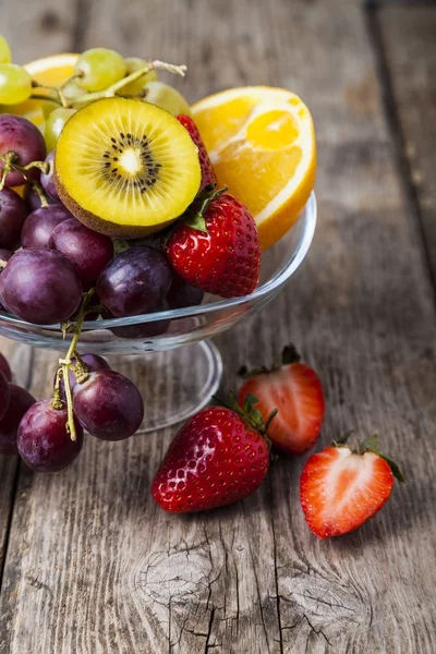 투명 접시에 익은 과일 — 스톡 사진
