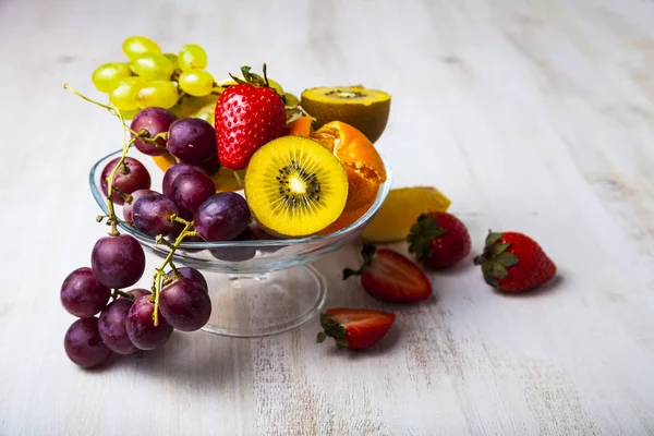 Érett gyümölcsök, átlátszó tányéron — Stock Fotó