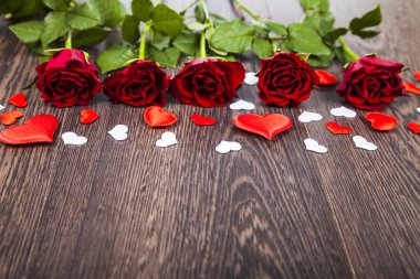 kırmızı gül ve kalp 