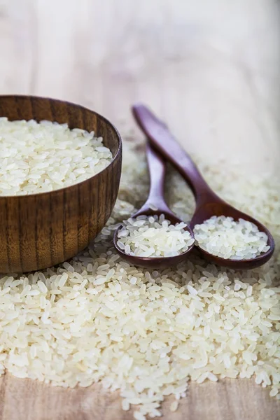 Arroz crudo al vapor de grano largo en un tazón — Foto de Stock