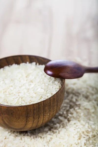 Ruwe lange-korrel gestoomde rijst in een kom — Stockfoto