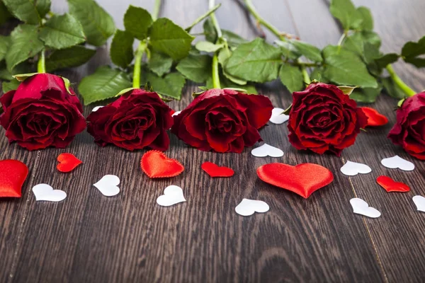 Κόκκινα τριαντάφυλλα και καρδιές — Φωτογραφία Αρχείου