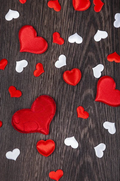 Röda hjärtan på en trä bakgrund. — Stockfoto