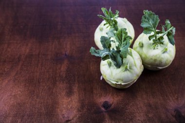 Ahşap bir masa üzerinde yetiştirilmektedir. 