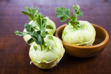 Ahşap bir masa üzerinde yetiştirilmektedir. 