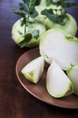 Ahşap bir masa üzerinde yetiştirilmektedir.