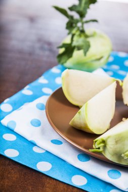 Ahşap bir masa üzerinde yetiştirilmektedir.