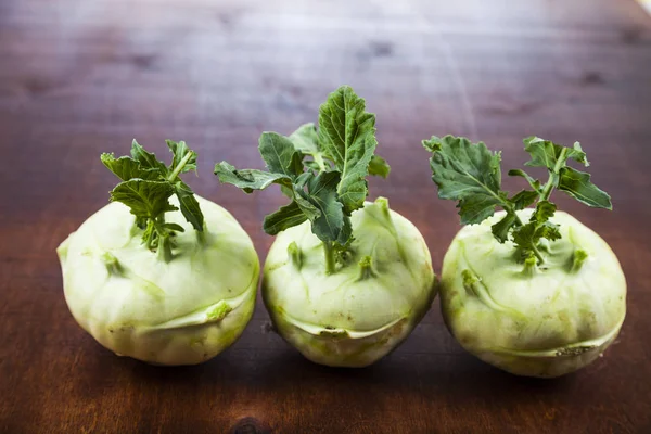 Kohlrabi su un tavolo di legno . — Foto Stock