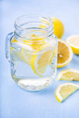 Ledovou vodou s citronem 