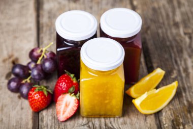 Reçelli üç kavanoz.