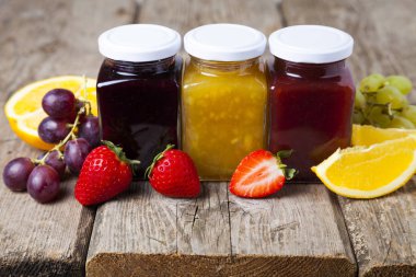 Reçelli üç kavanoz.