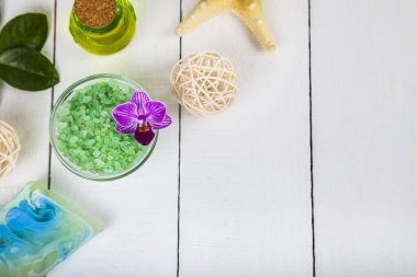  Yakın çekim deniz tuzu, sabun ve duş jeli.