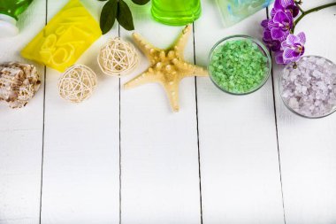  Yakın çekim deniz tuzu, sabun ve duş jeli.