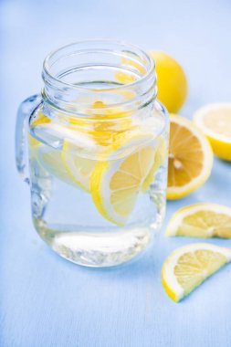 Limonlu buzlu soğuk su 
