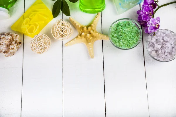  Yakın çekim deniz tuzu, sabun ve duş jeli.