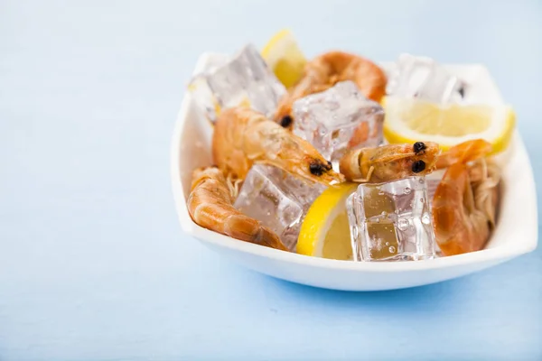 Camarones frescos con limón sobre hielo — Foto de Stock