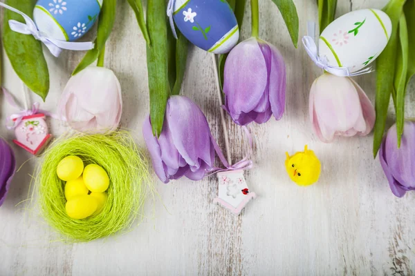 보라색 튤립 꽃다발과 부활절 달걀 — 스톡 사진