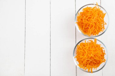 Bir kapta havuç rendeleyin 