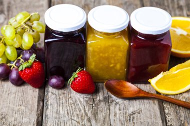 Üç kavanoz reçel ve kaşık ile