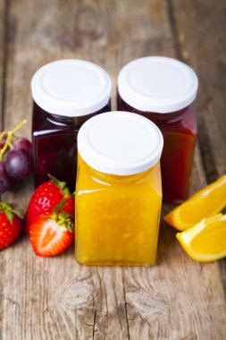 Reçelli üç kavanoz. 