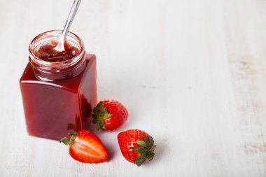 çilek reçeli ve olgun çilek kavanoz 